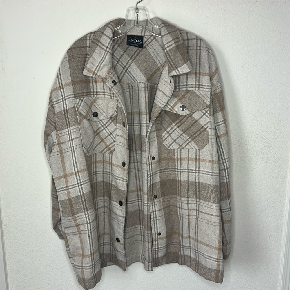 HFX, US size large, tan/cream long sleeve plaid/flannel shirt jacket.